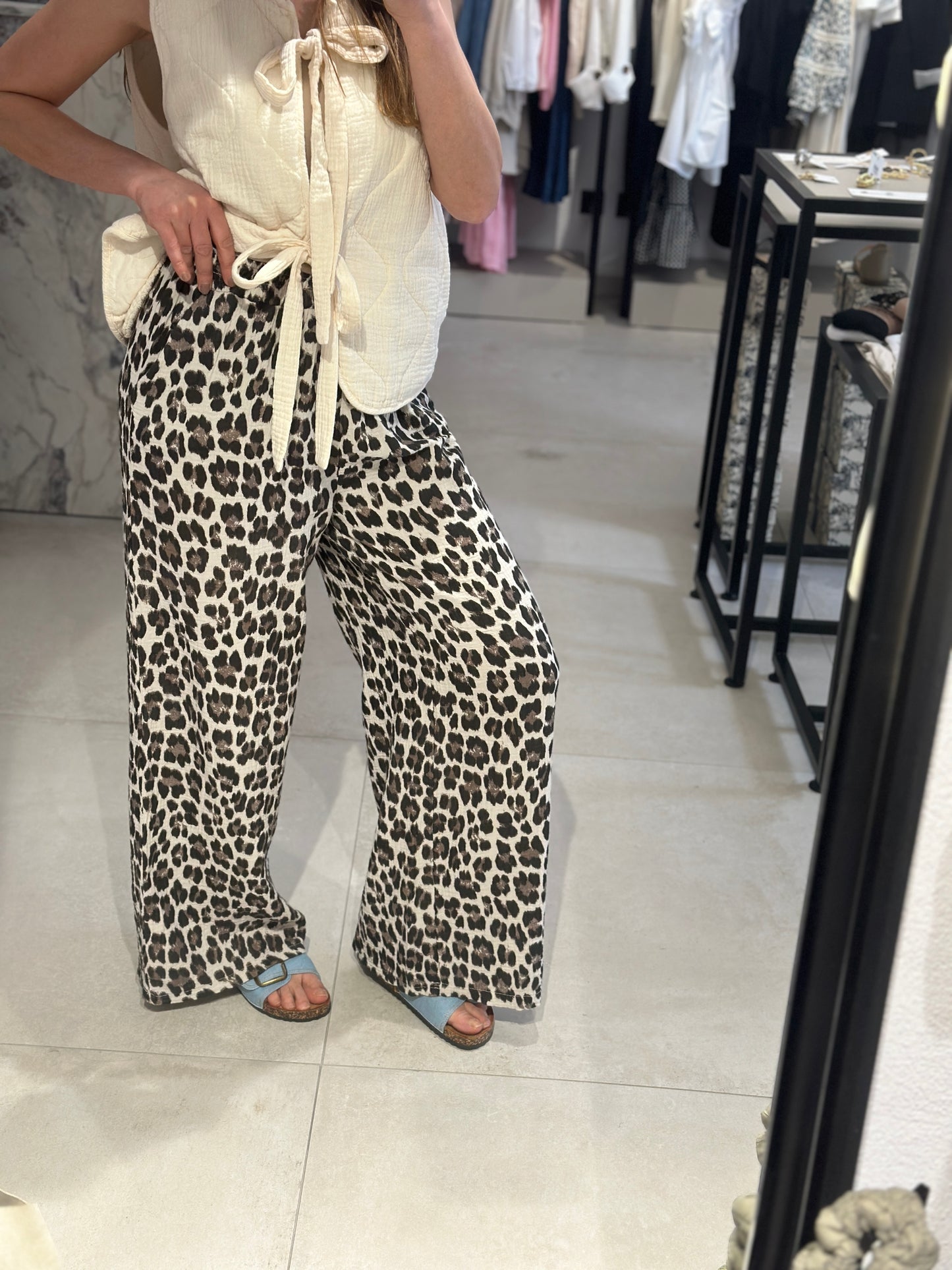 MUSSELIN-HOSE MIT ANIMALPRINT