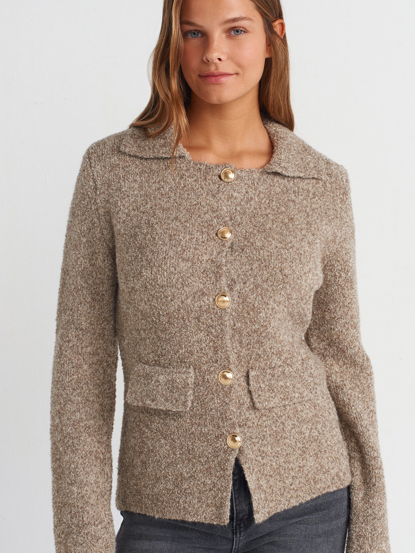 ELEGANTE STRICKJACKE MIT KNOPFLEISTE