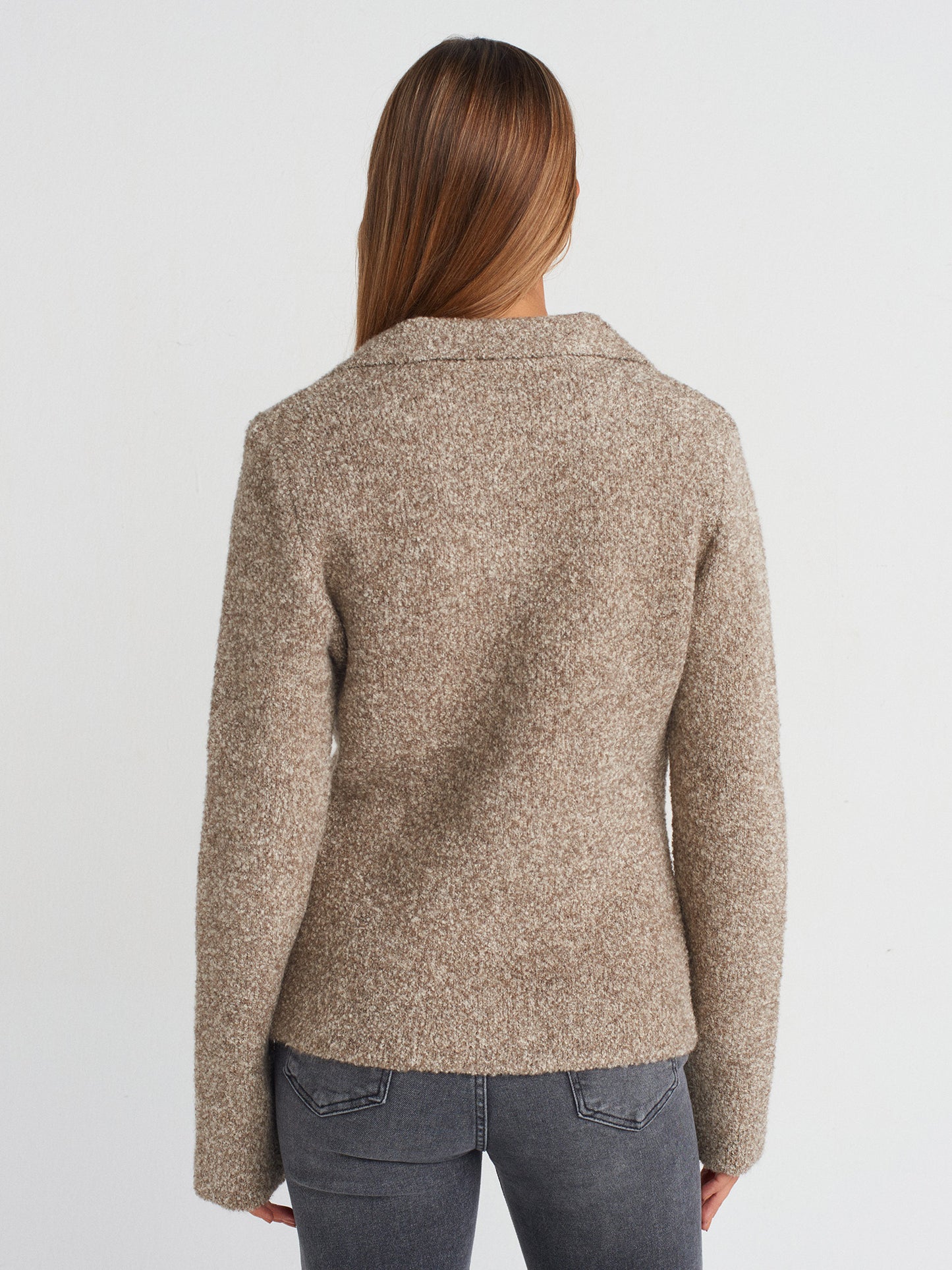 ELEGANTE STRICKJACKE MIT KNOPFLEISTE