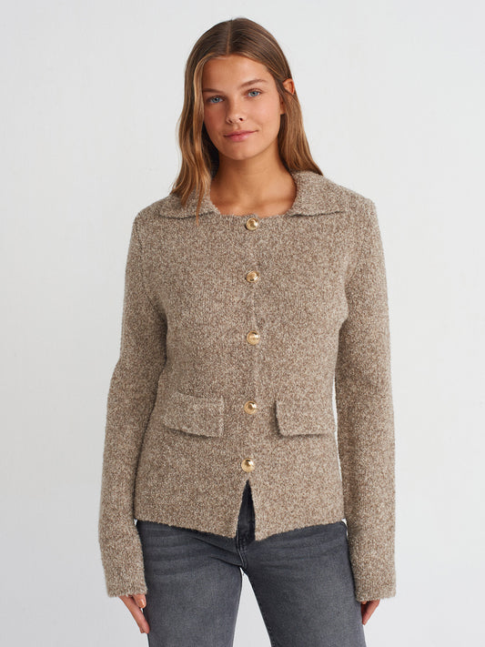 ELEGANTE STRICKJACKE MIT KNOPFLEISTE